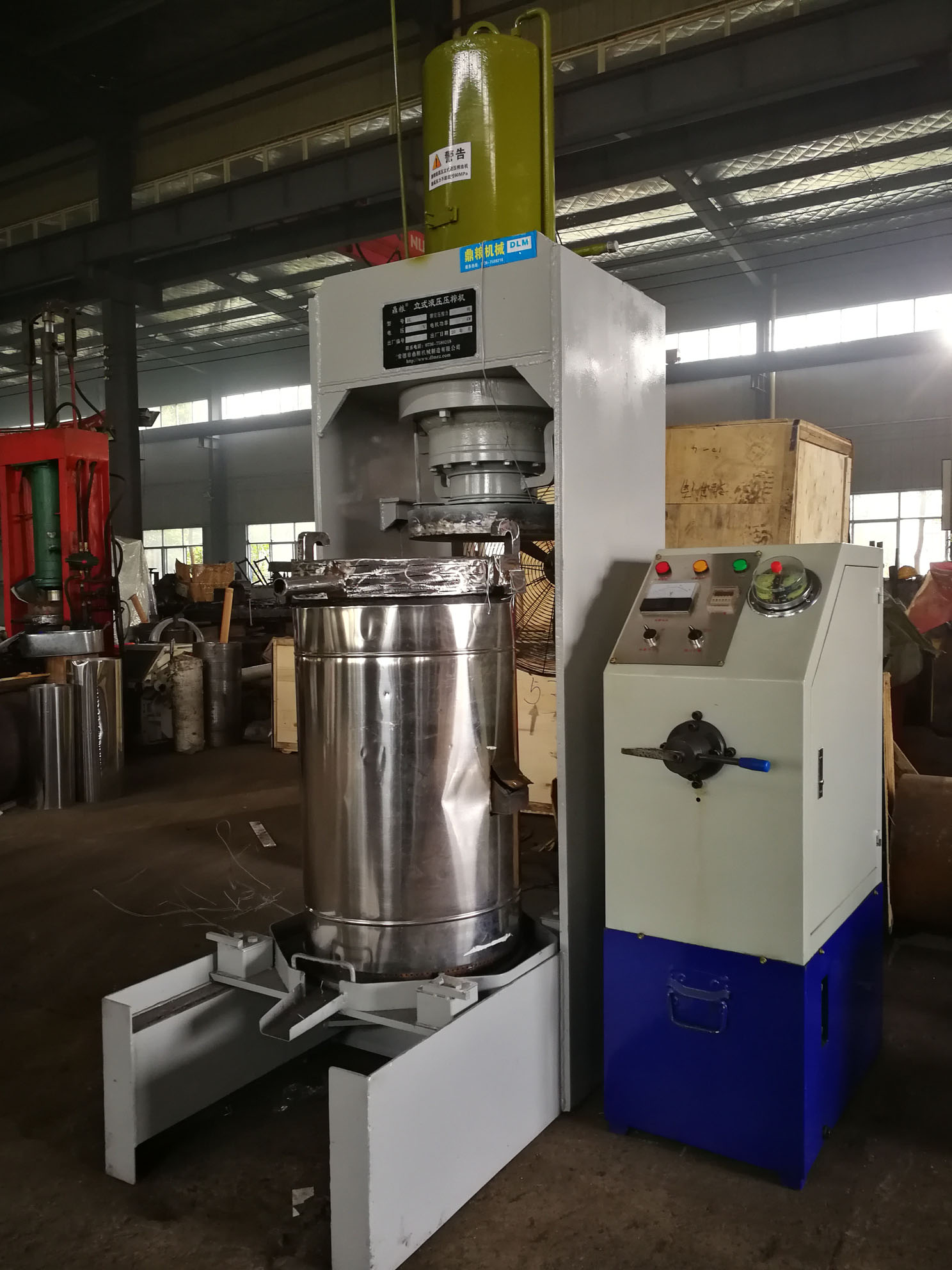 不銹鋼超高壓立式液壓壓榨機(jī)，果汁壓榨機(jī)，果渣壓榨機(jī)，藥材壓榨，油渣處理，白土壓榨